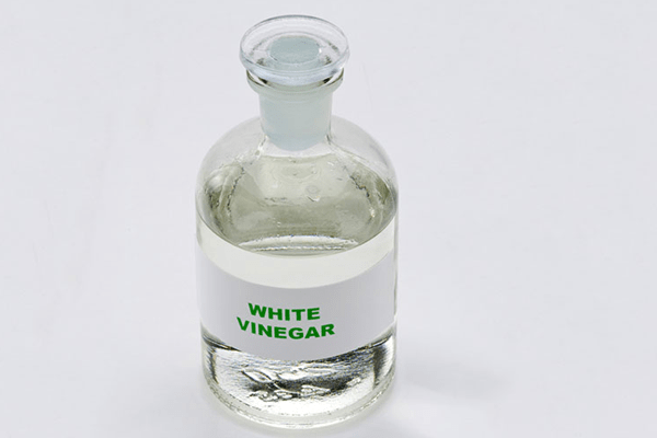 baby-oil-and-white-vinegar