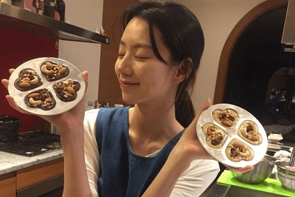 Park Soo-Jin cooking sweets for her family