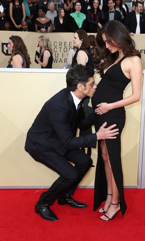 John stamos kisses baby bump of his fiancee caitlin