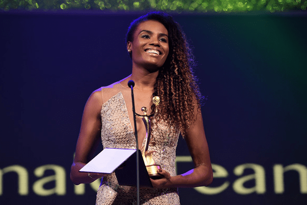 Ffabiana claudino holding her award in 2014