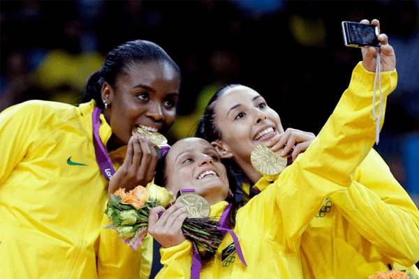 Fabiana Claudino winning gold medal in 2012