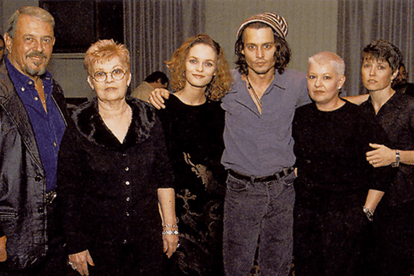 A picture of famous American Actor Johnny Depp with his family
