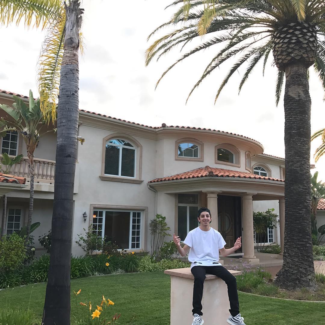 Molly Eskam's millionaire boyfriend FaZe Rug in front of his alluring mansion