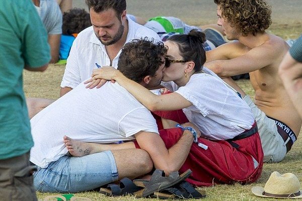 Daisy Ridley kissing her boyfriend 