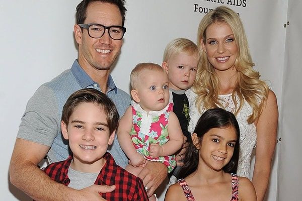 Mark-Paul Gosselaar, wife and childrens 