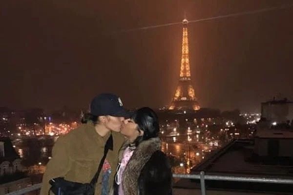 Hennessy Carolina and Michelle Diaz kissing in Eiffel Tower