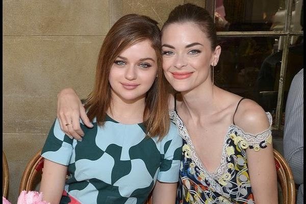 Joey King with mother