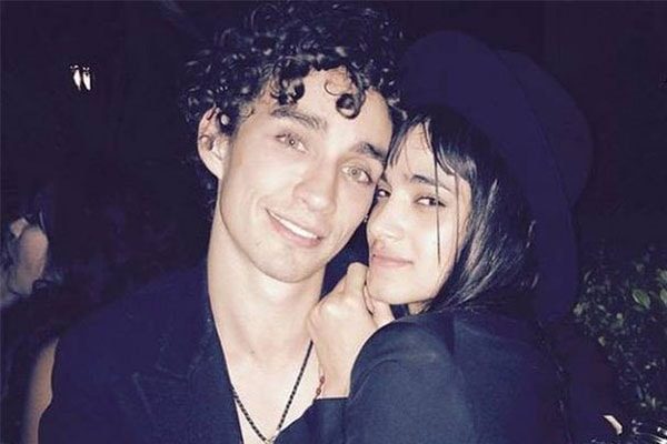 Who is Robert Sheehan's Girlfriend? Was Confused About His ...
 Роберт Майкл Шиэн