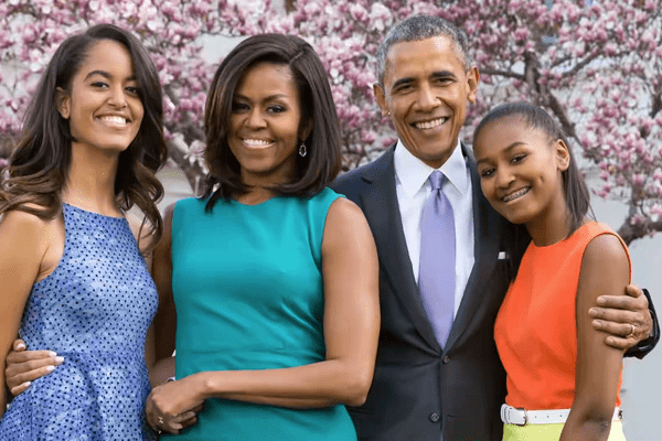 Malia(Left) and Natasha(Right) with parents Michelle and Barack Obama
