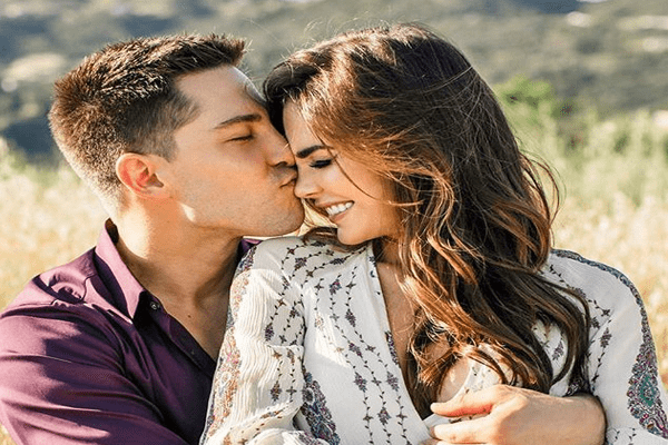 Jillian Murray and Dean Geyer are lovely hollywood couple.