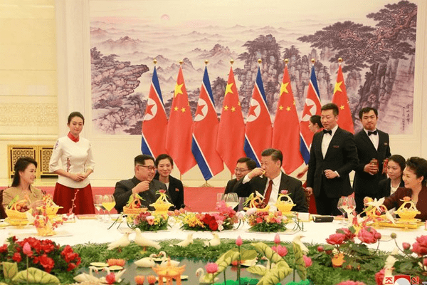Young Leader Kim and President Xi on the banquet in Beijing 
