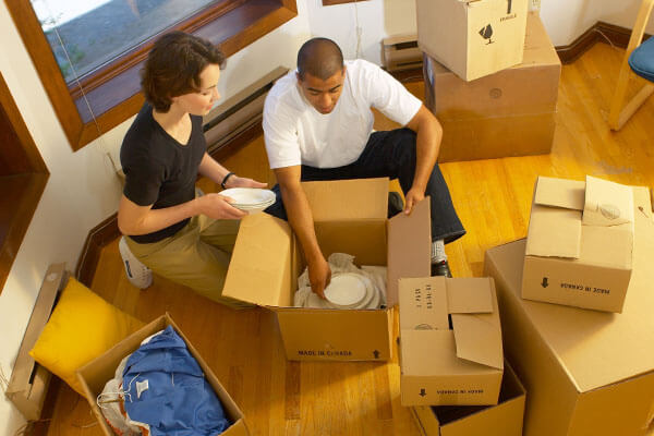 Are there any benefits of hiring the professional movers?