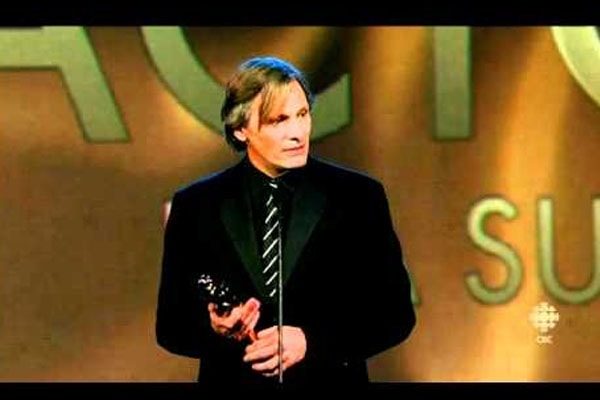 Viggo Mortensen receving award