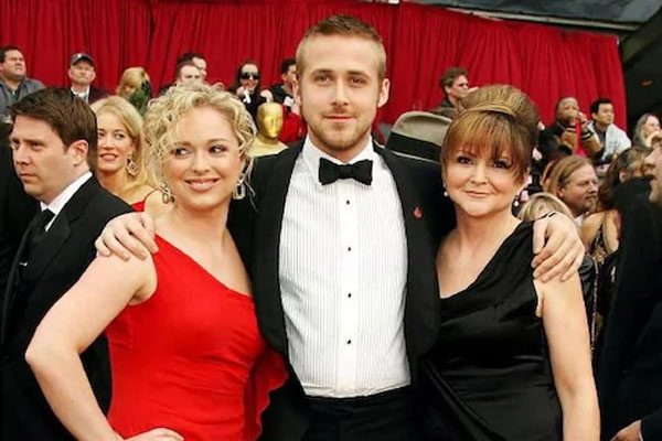 Ryan and Mandi Gosling attended the red carpet with their mother.