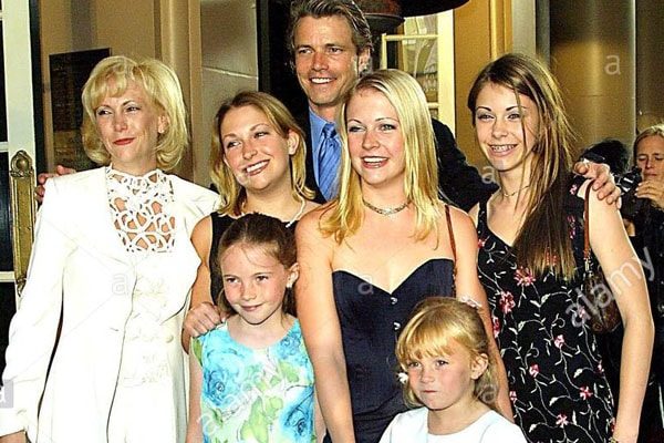 Melissa Joan Hart along with her sisters and parents