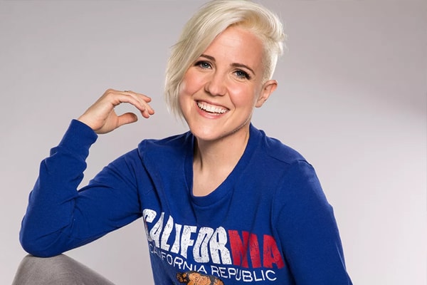 Hannah Hart Net Worth – Earnings From Book, Merch and YouTube