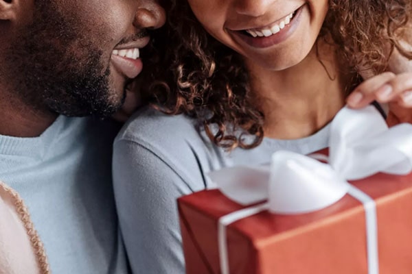 Gift Giving in a Relationship: What You Need to Know