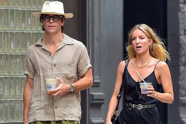 The Lovely Pair Of Annabelle Wallis And Chris Pine Is Still Going Strong